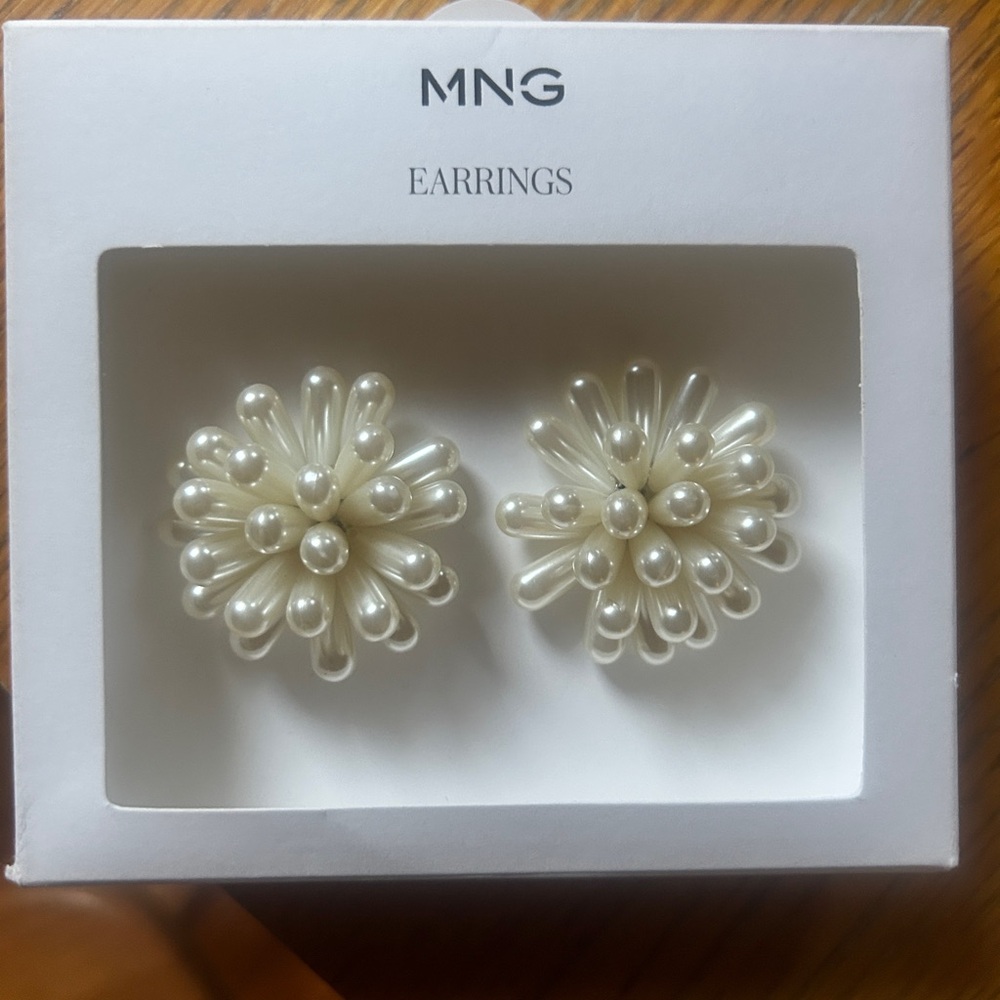 Mango Cream Floral Pearl Earrings